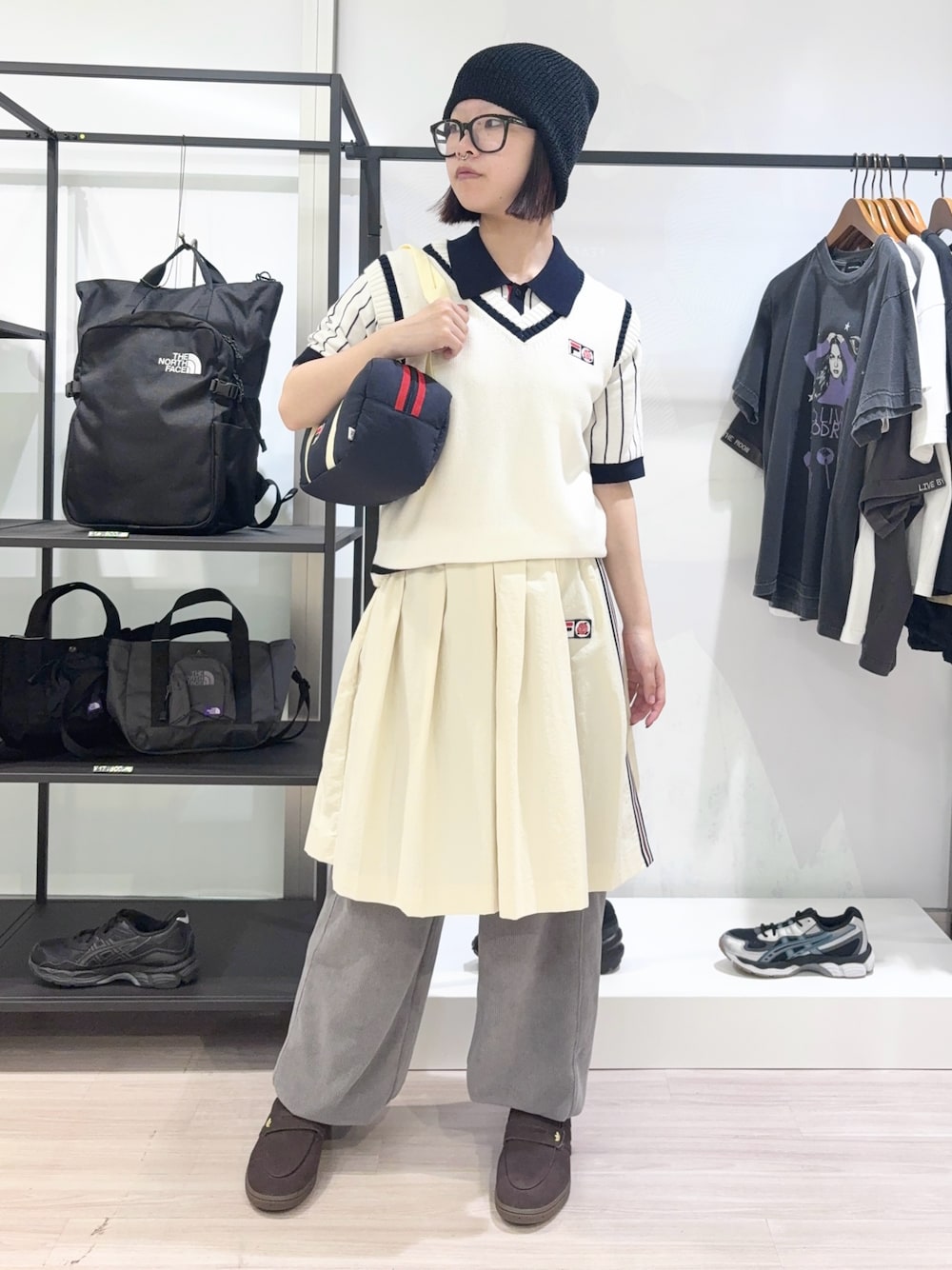 ブラウン系のローファー、グレー系のその他パンツ、ブルー系のボストンバッグを着用したレディースの春コーディネートの1枚目の写真