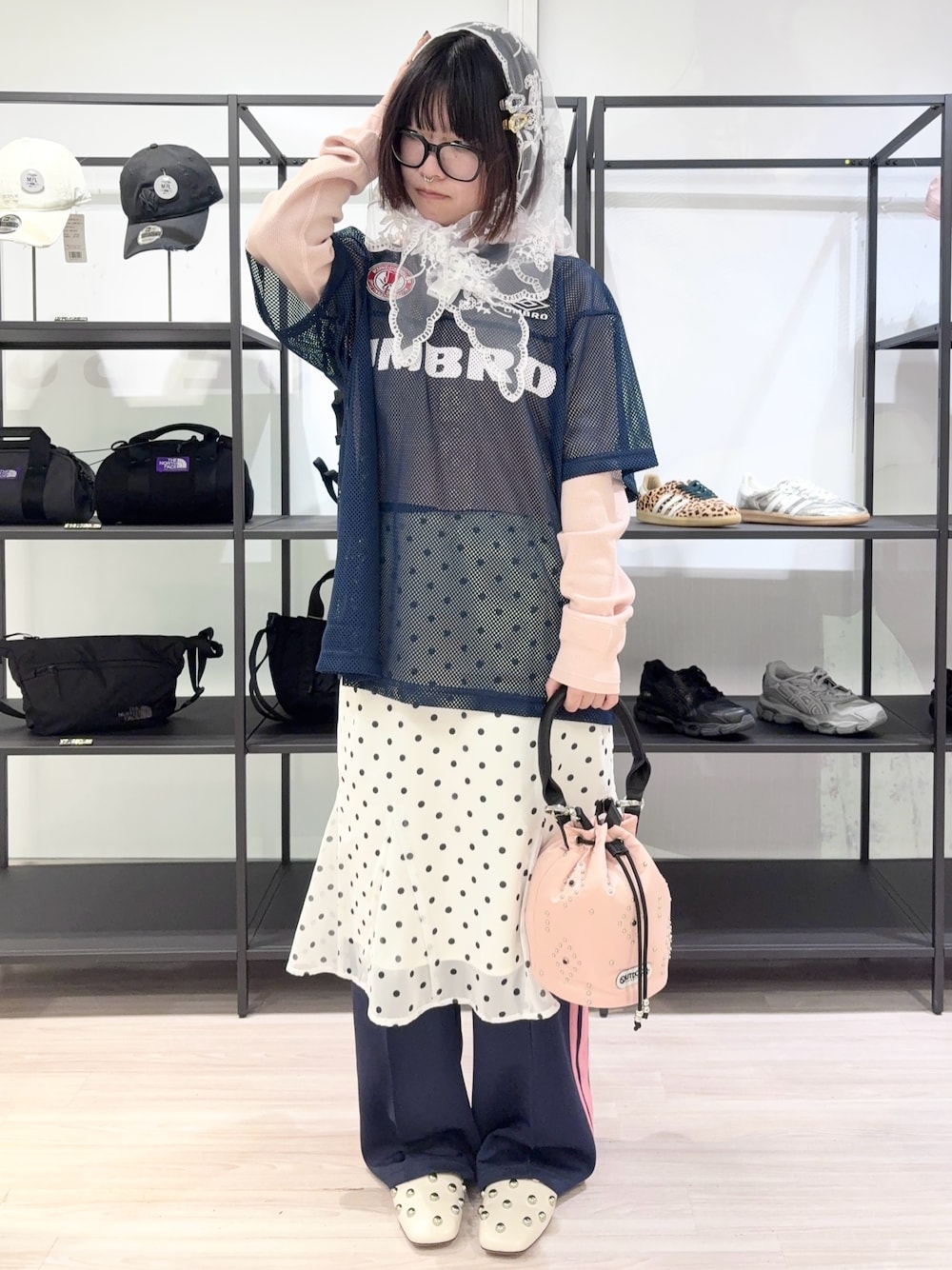 ホワイト系のスカート、その他のカーディガン/ボレロ、ブルー系のTシャツ/カットソーを着用したレディースの春コーディネートの1枚目の写真