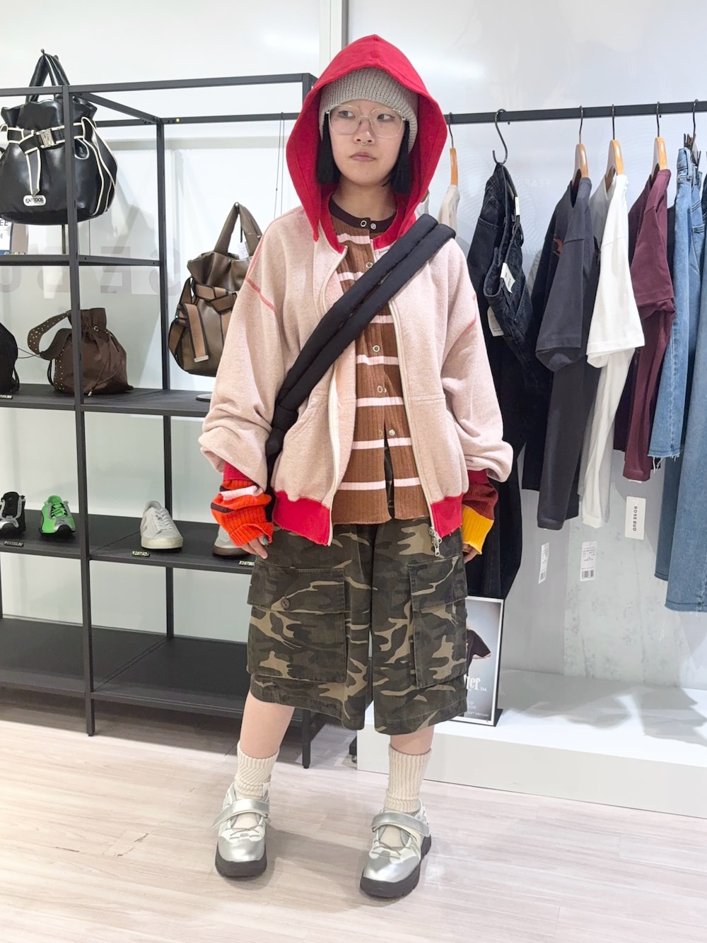 その他のその他パンツ、ピンク系のパーカー、ブラウン系のニット/セーターを着用したレディースの秋コーディネートの1枚目の写真
