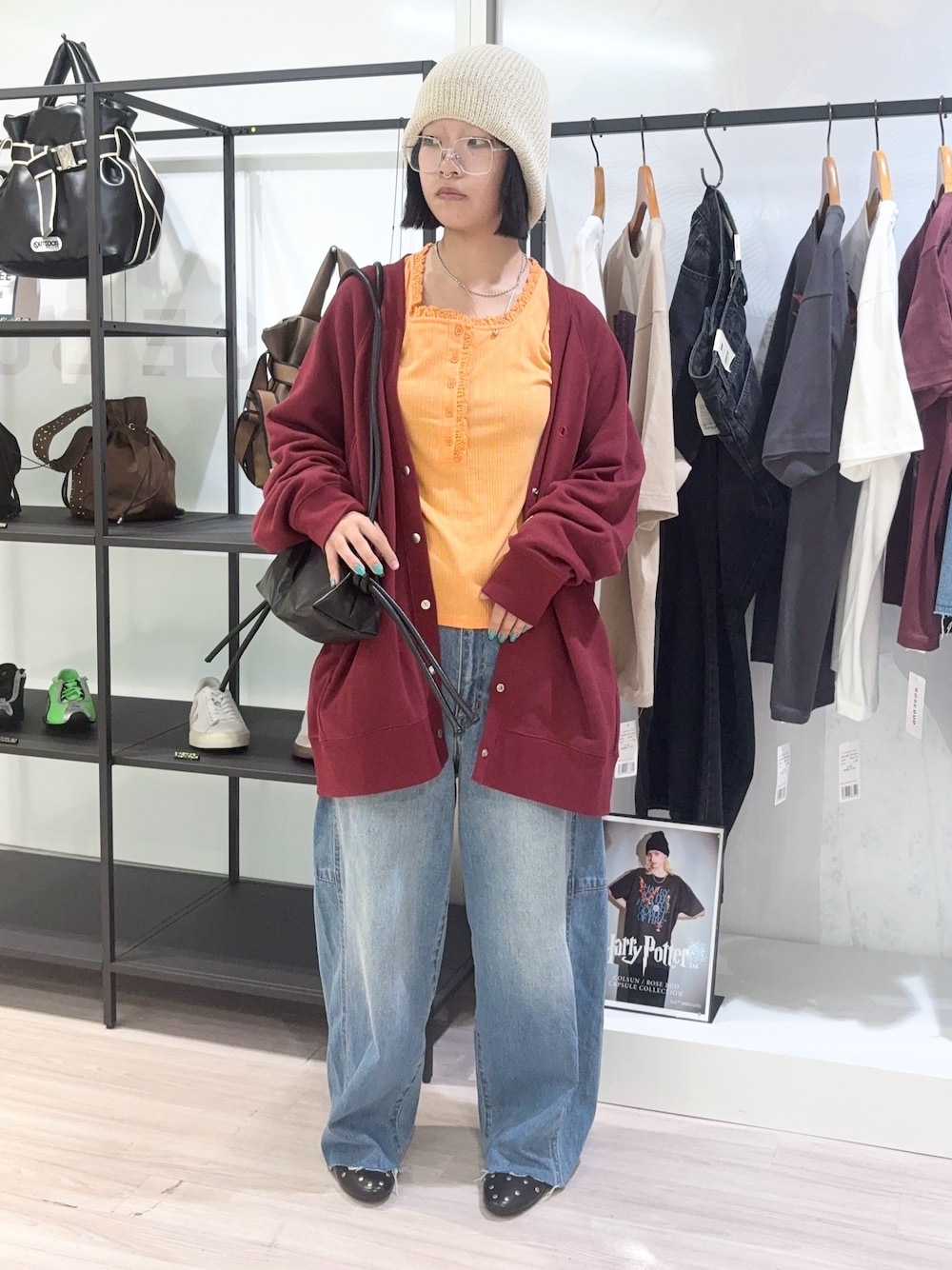 ブラック系のその他シューズ、オレンジ系のTシャツ/カットソー、レッド系のスウェットを着用したレディースの秋コーディネートの1枚目の写真