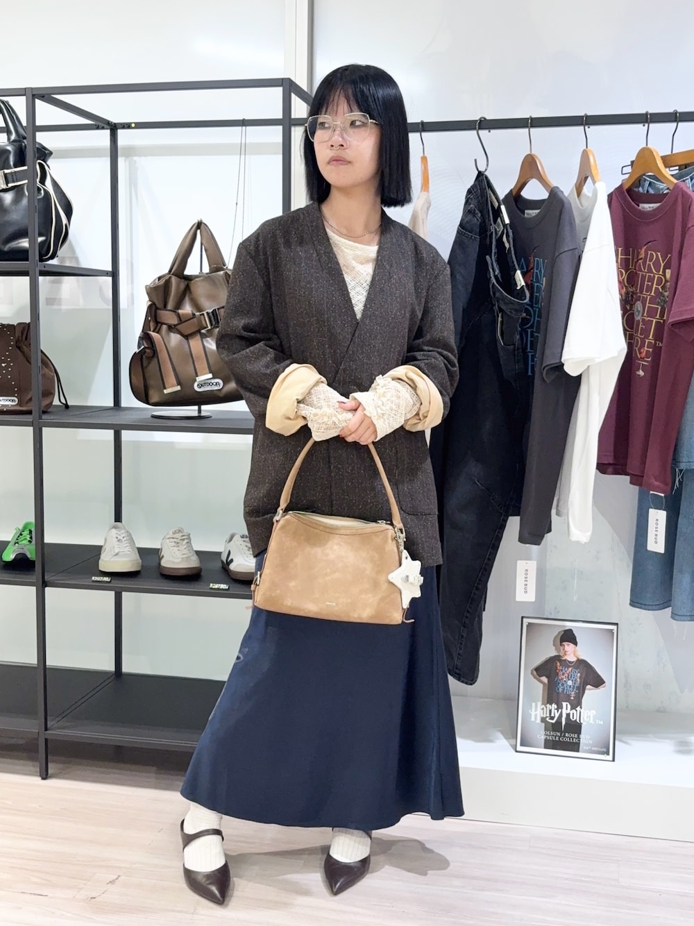 ブラック系のその他シューズ、ブルー系のスカート、ホワイト系のTシャツ/カットソーを着用したレディースの秋コーディネートの1枚目の写真