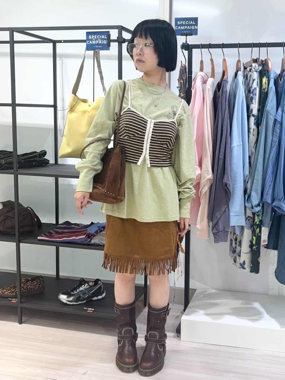 グリーン系のTシャツ/カットソー、ブラウン系のショルダーバッグ、ブラウン系のキャミソールを着用したレディースの秋コーディネートの1枚目の写真
