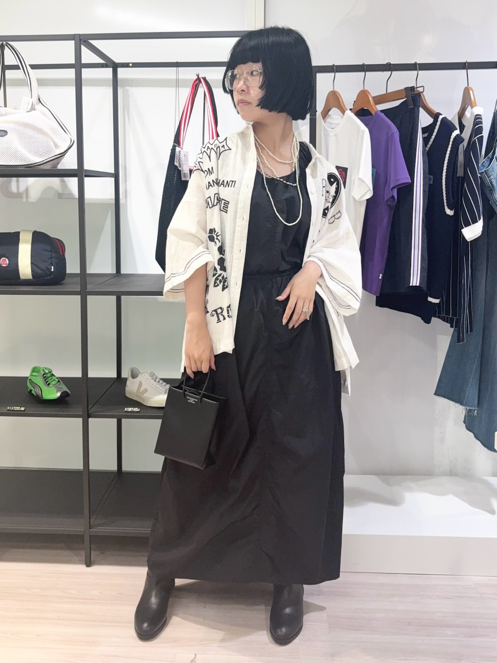 ブラック系のシャツ/ブラウス、ブラック系のワンピース、ブラック系のブーツを着用したレディースの夏コーディネートの1枚目の写真