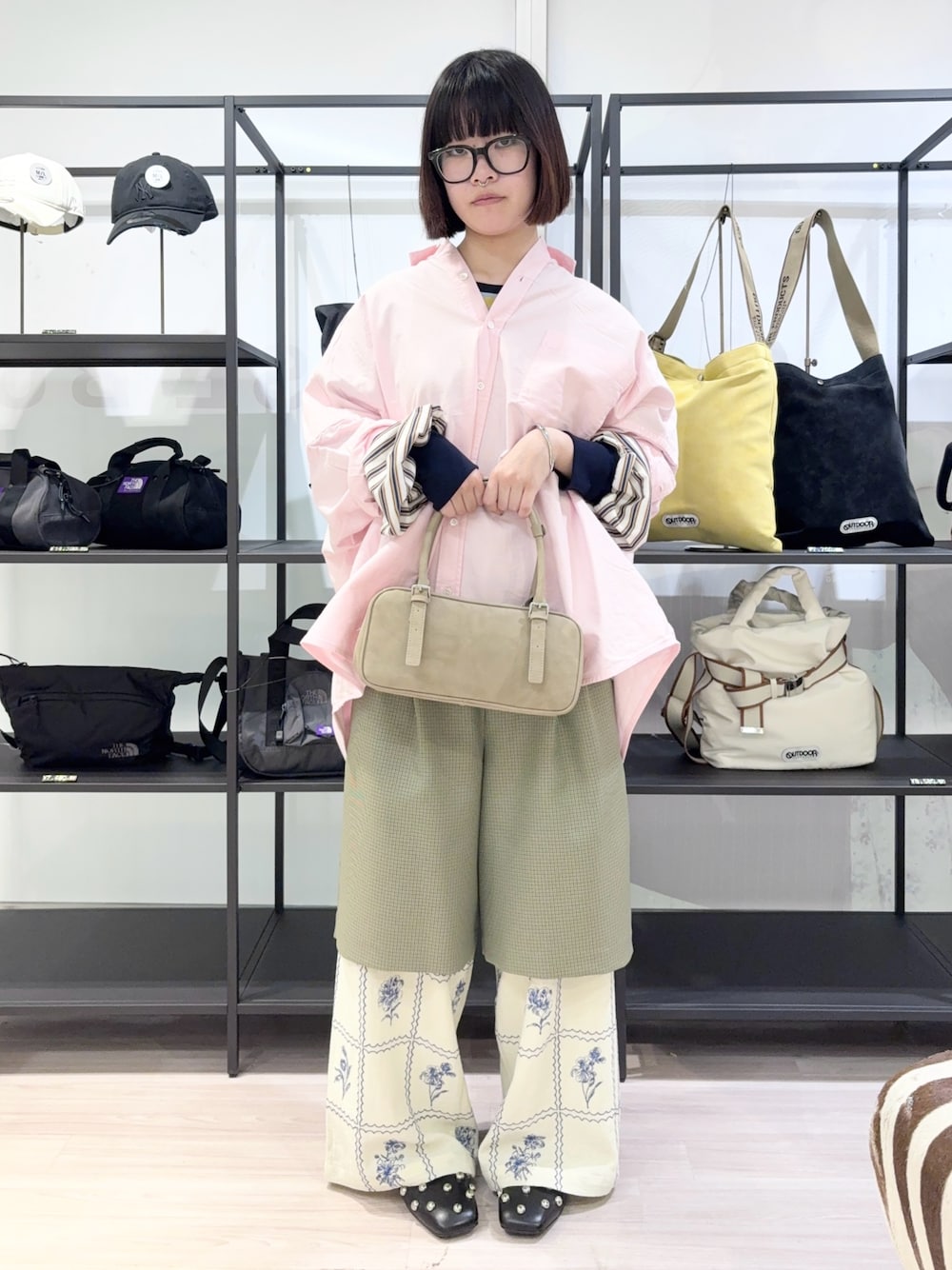 グリーン系のその他パンツ、ホワイト系のその他パンツ、ブルー系のTシャツ/カットソーを着用したレディースの春コーディネートの1枚目の写真