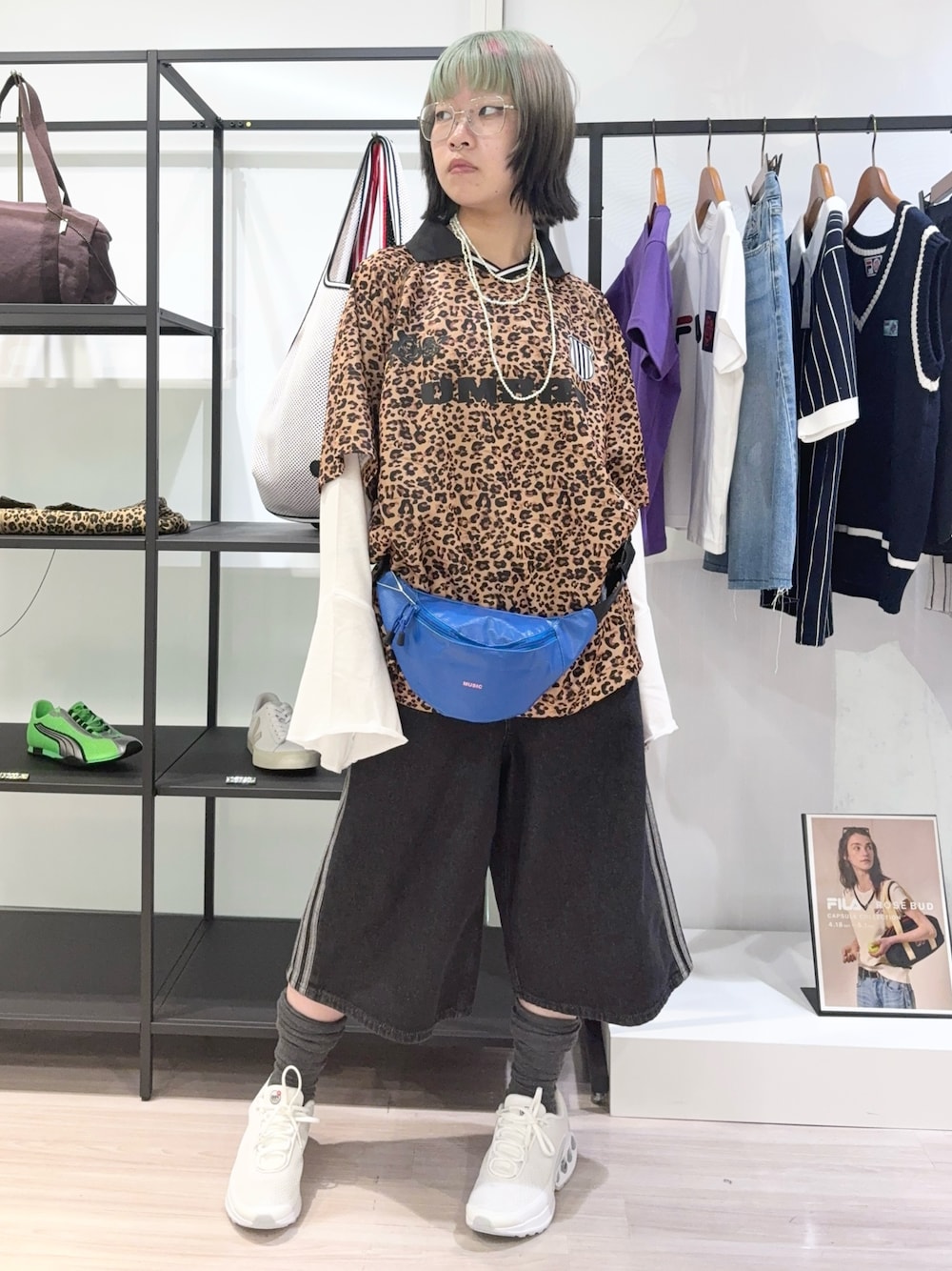 ブラウン系のTシャツ/カットソー、ブラック系のその他パンツ、ホワイト系のスニーカーを着用したレディースの夏コーディネートの1枚目の写真