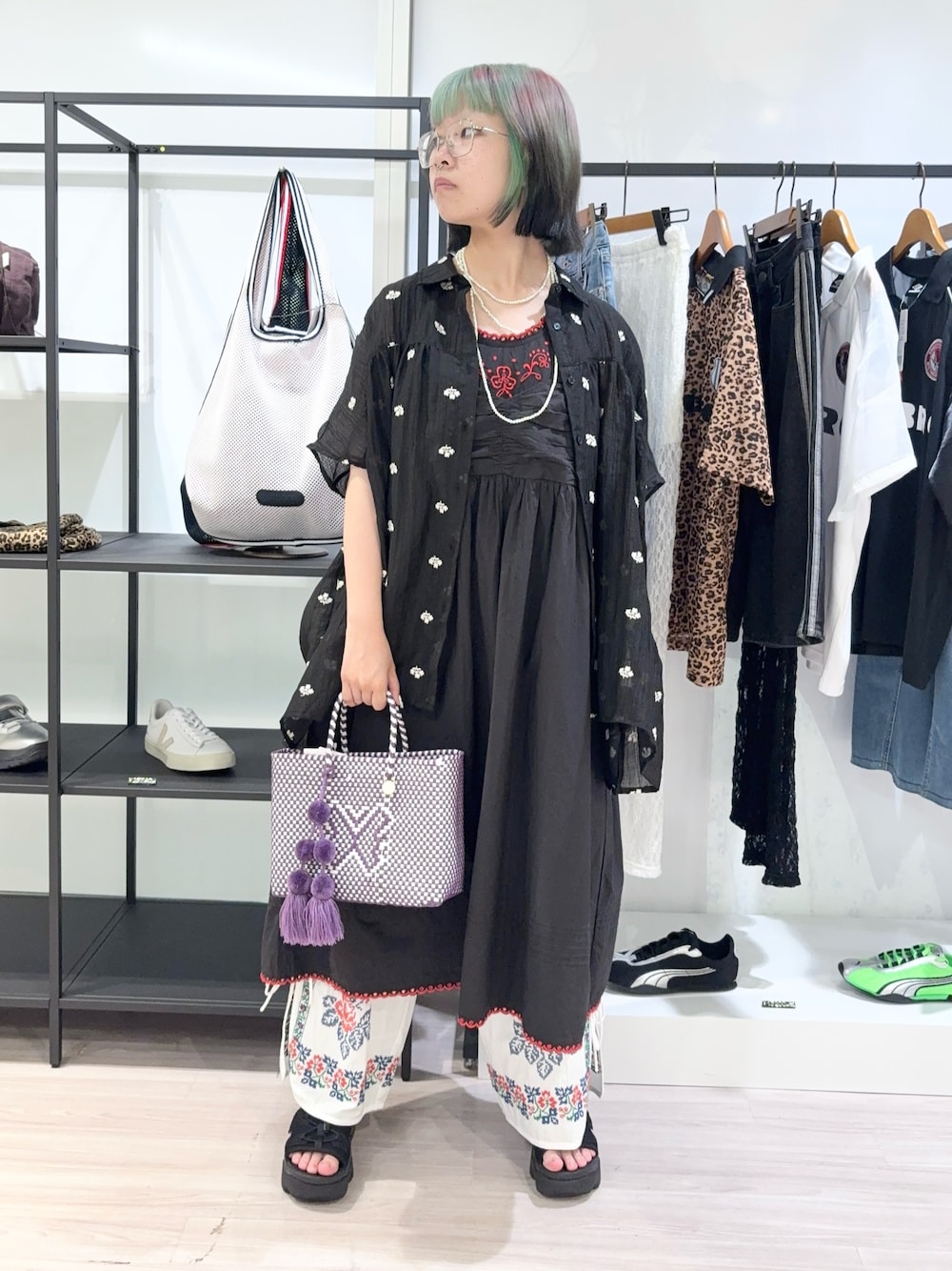 ブラック系のシャツ/ブラウス、ブラック系のワンピース、ホワイト系のその他パンツを着用したレディースの夏コーディネートの1枚目の写真