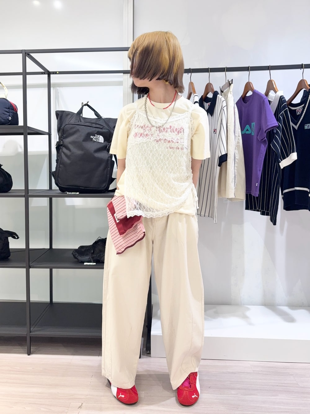 ホワイト系のタンクトップ、ホワイト系のTシャツ/カットソー、ホワイト系のデニムパンツを着用したレディースの夏コーディネートの1枚目の写真