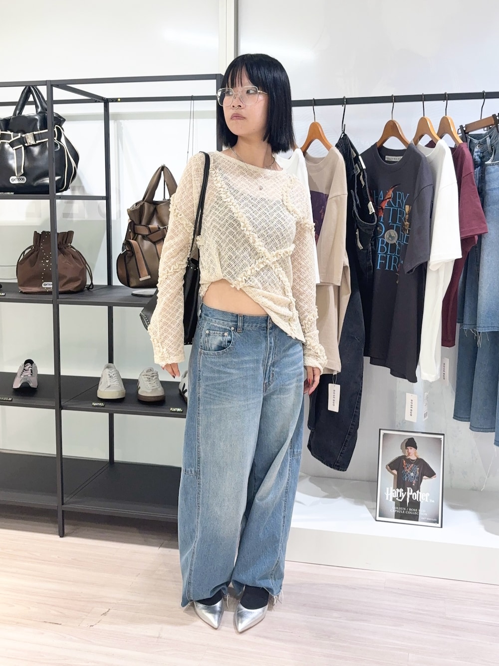 ホワイト系のTシャツ/カットソー、ブルー系のデニムパンツ、シルバー系のパンプスを着用したレディースの秋コーディネートの1枚目の写真