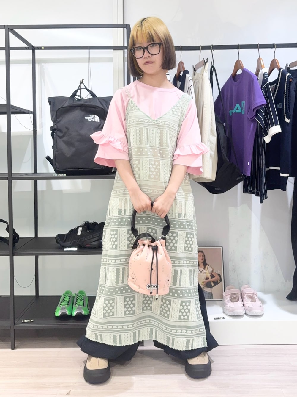 ピンク系のTシャツ/カットソー、ホワイト系のワンピース、グリーン系のワンピースを着用したレディースの春コーディネートの1枚目の写真