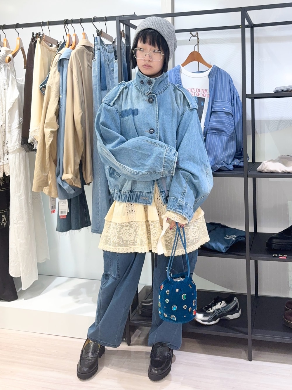 ブルー系のその他アウター、ベージュ系のシャツ/ブラウス、グレー系のニットキャップ/ビーニーを着用したレディースの秋コーディネートの1枚目の写真