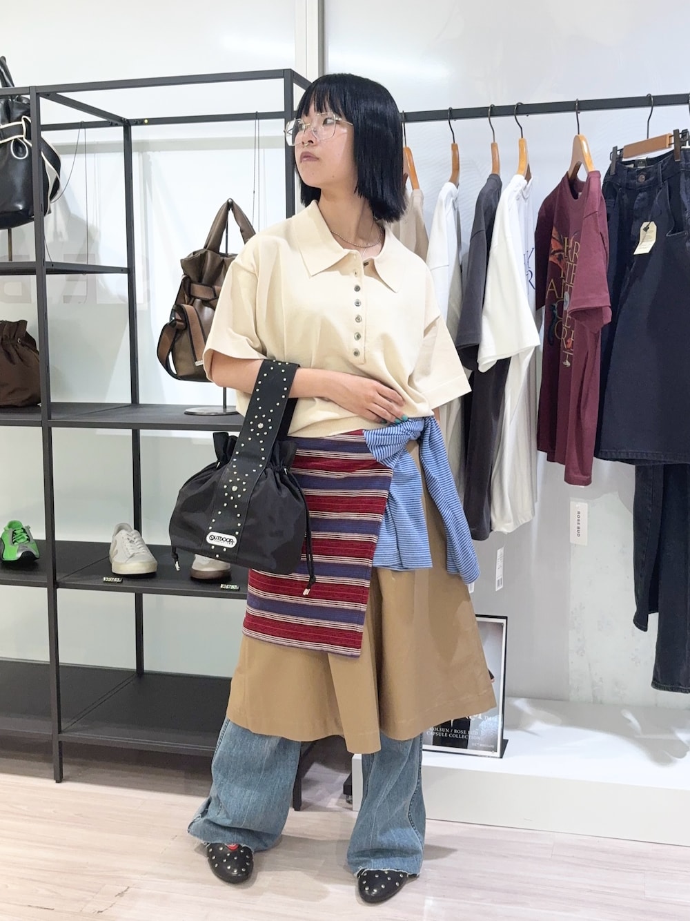 ブルー系のTシャツ/カットソー、ホワイト系のニット/セーター、ベージュ系のその他パンツを着用したレディースの秋コーディネートの1枚目の写真