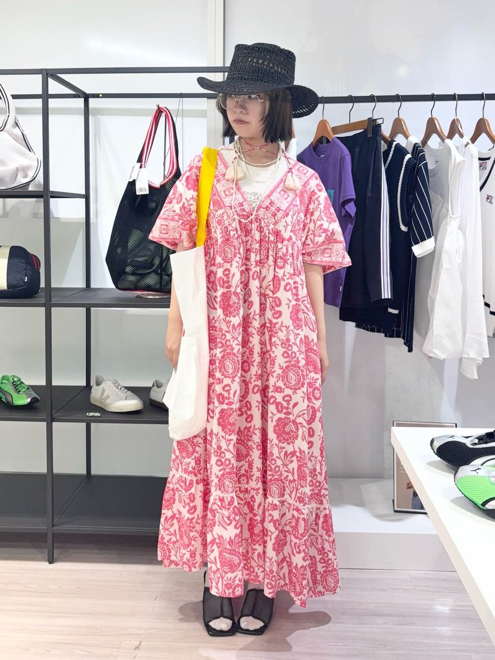 ブラック系のサンダル、ホワイト系のTシャツ/カットソー、レッド系のワンピースを着用したレディースの夏コーディネートの1枚目の写真