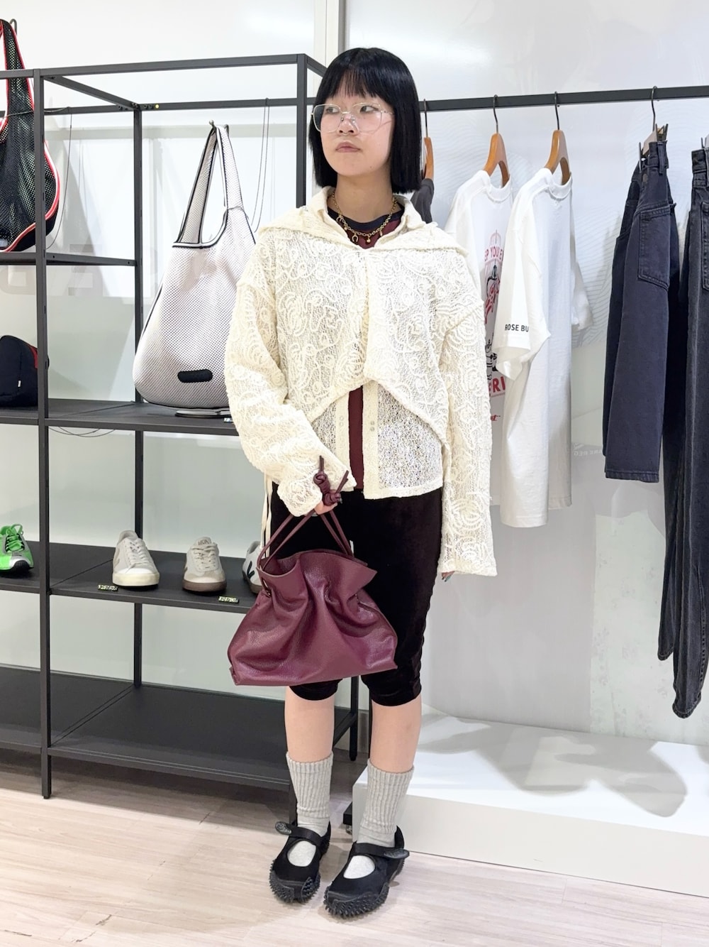 ホワイト系のシャツ/ブラウス、ブラウン系のTシャツ/カットソー、ホワイト系のTシャツ/カットソーを着用したレディースの夏コーディネートの1枚目の写真
