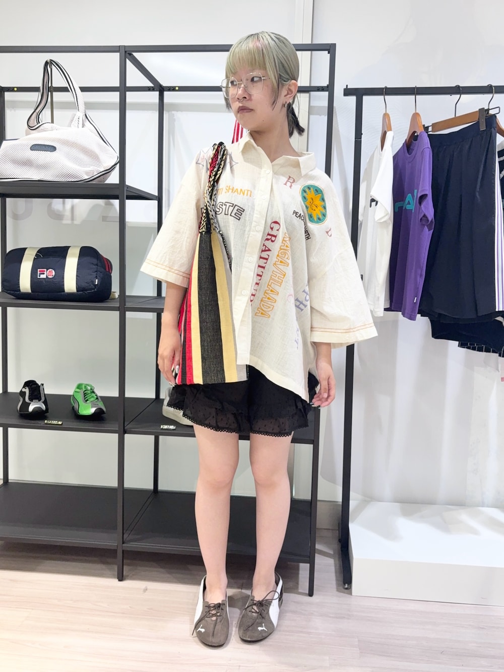 レッド系のショルダーバッグ、その他のシャツ/ブラウス、ブラック系のその他パンツを着用したレディースの夏コーディネートの1枚目の写真