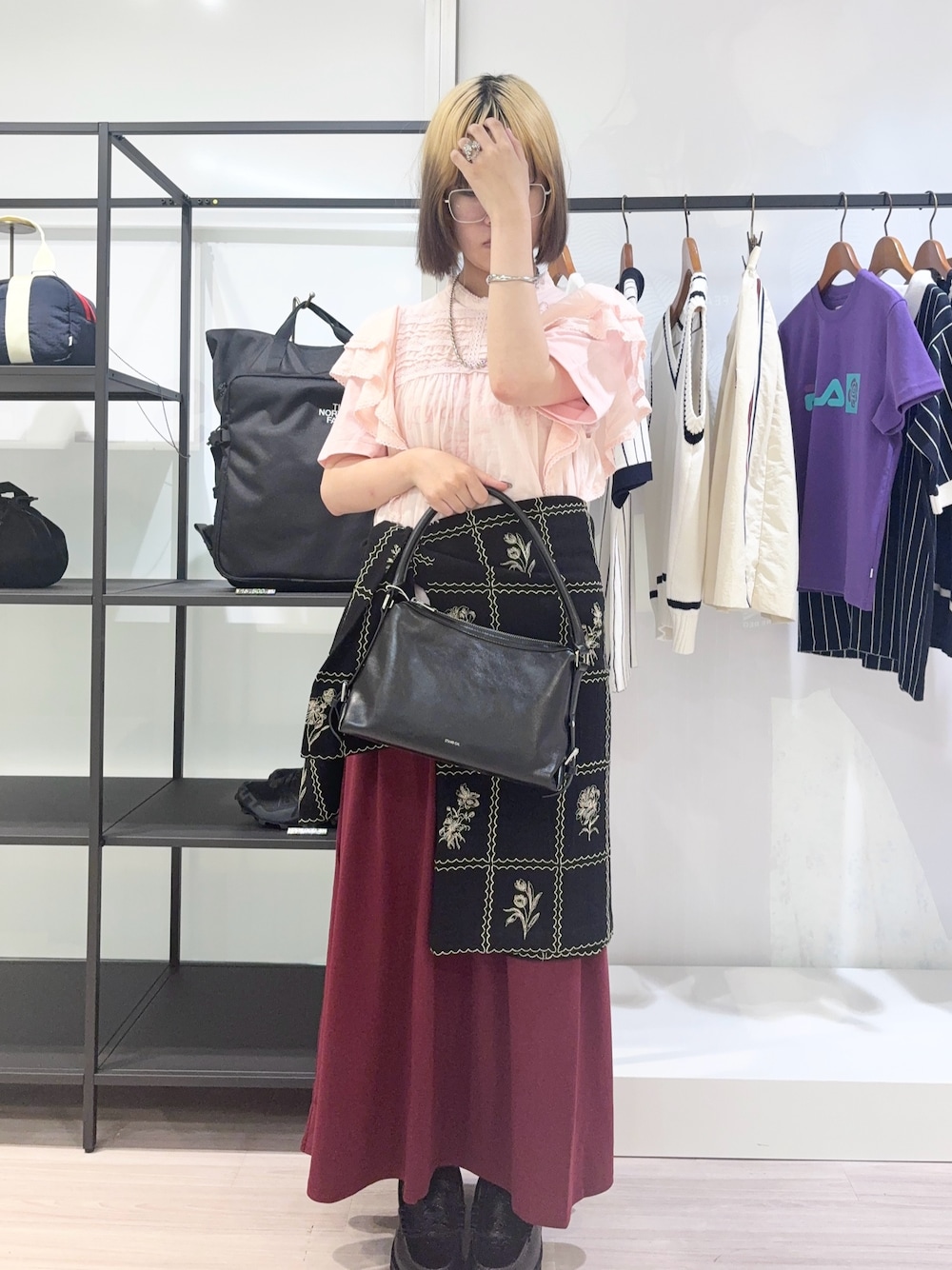ブラック系のローファー、ピンク系のシャツ/ブラウス、レッド系のスカートを着用したレディースの夏コーディネートの1枚目の写真