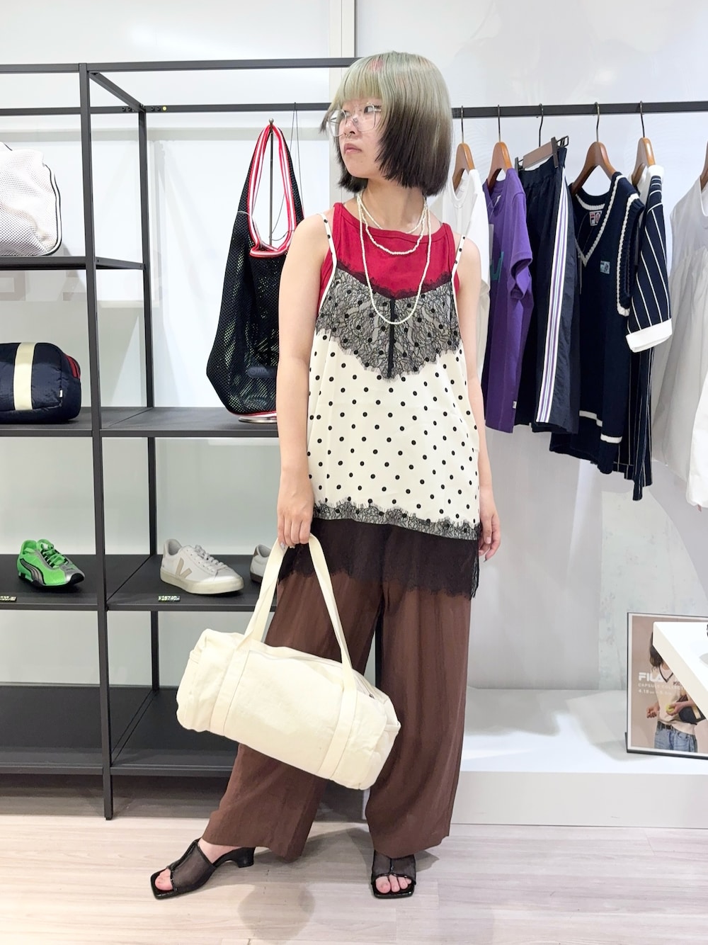 レッド系のタンクトップ、ブラウン系のその他パンツ、ホワイト系のボストンバッグを着用したレディースの夏コーディネートの1枚目の写真