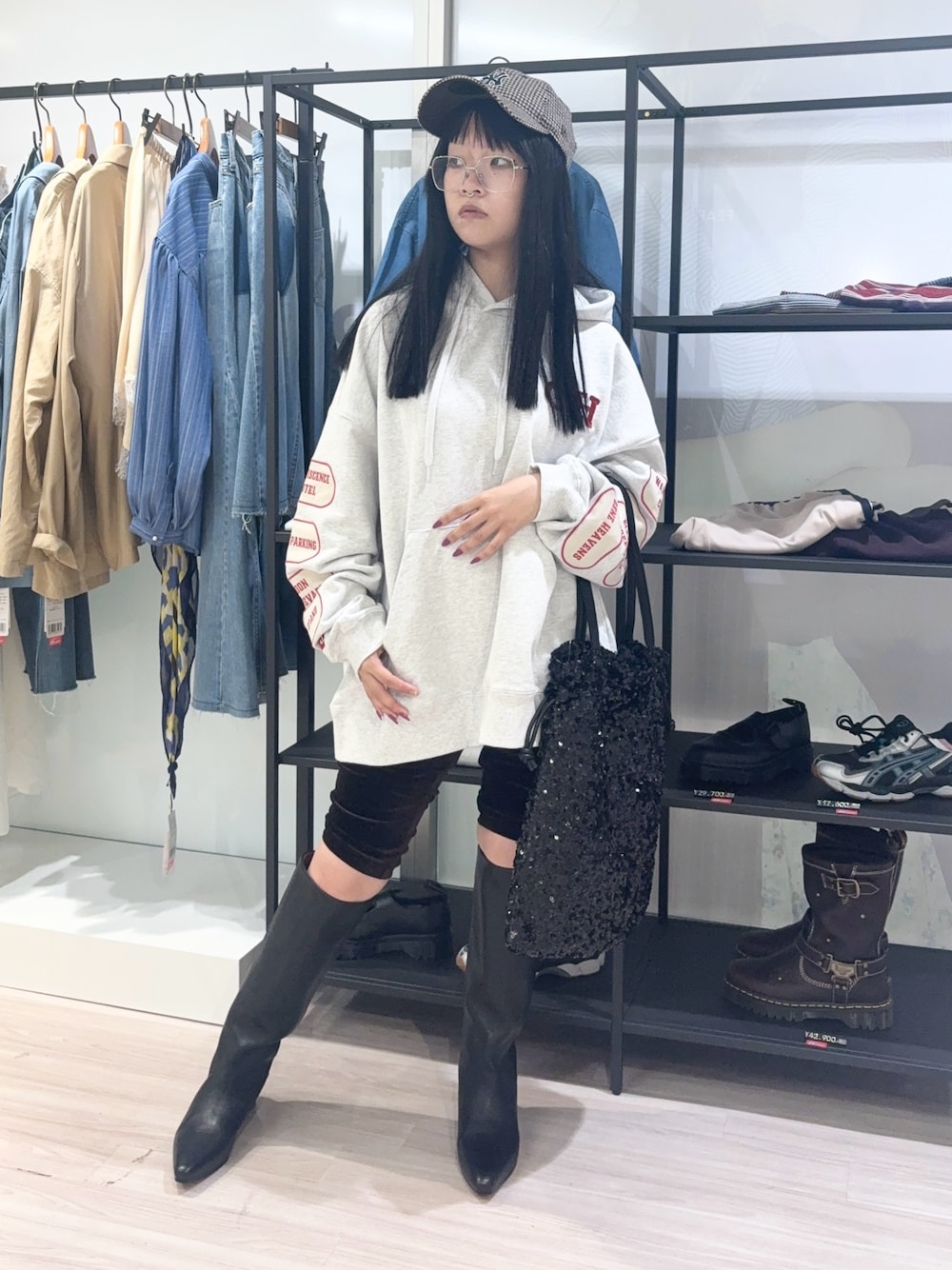 ブラウン系のその他パンツ、ブラック系のショルダーバッグ、ベージュ系のキャップを着用したレディースの秋コーディネートの1枚目の写真