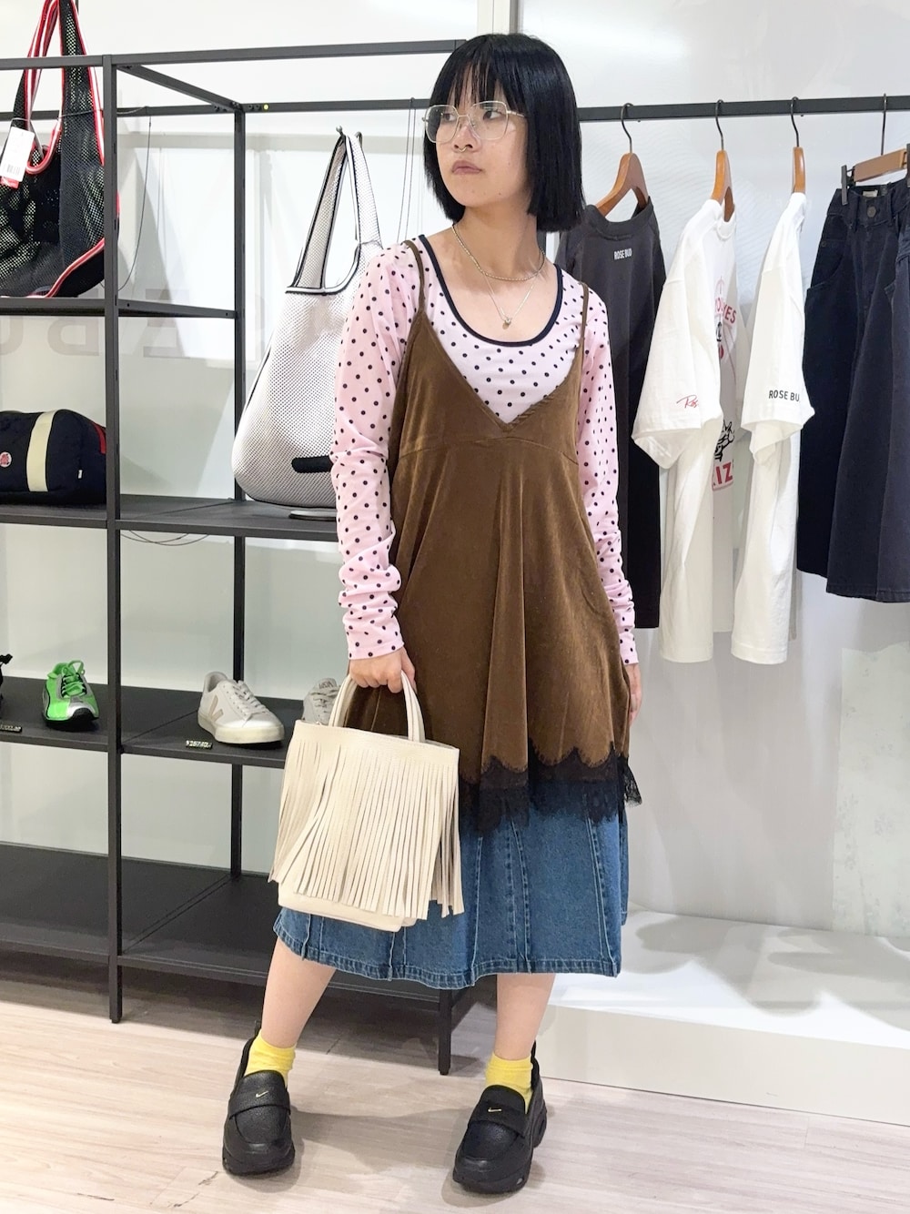 ホワイト系のショルダーバッグ、ブラック系のローファー、ホワイト系のTシャツ/カットソーを着用したレディースの夏コーディネートの1枚目の写真