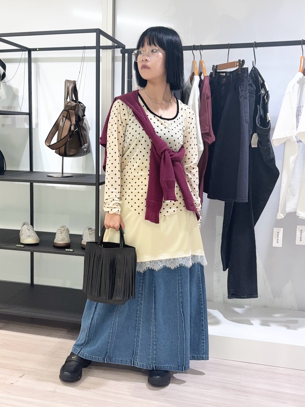 レッド系のカーディガン/ボレロ、ホワイト系のTシャツ/カットソー、ブルー系のデニムスカートを着用したレディースの夏コーディネートの1枚目の写真