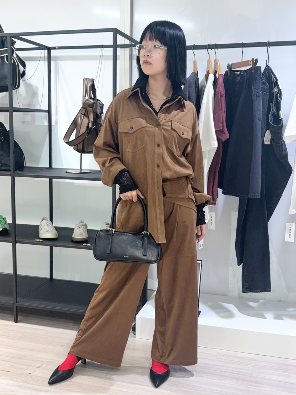 ブラック系のシャツ/ブラウス、ブラウン系のシャツ/ブラウス、ブラウン系のその他パンツを着用したレディースの夏コーディネートの1枚目の写真