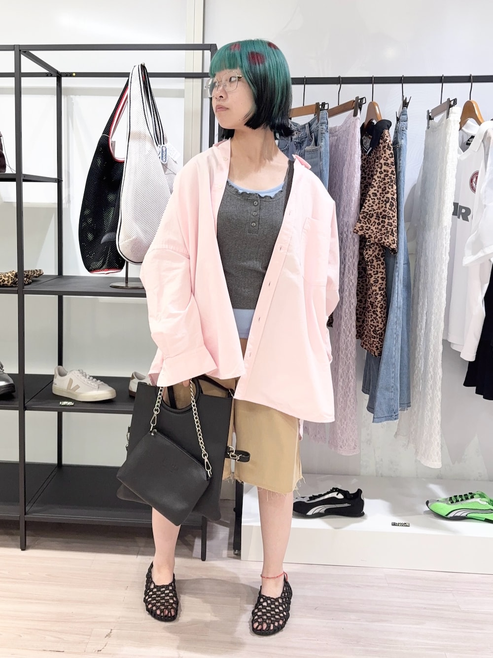 グレー系のタンクトップ、ピンク系のシャツ/ブラウス、ベージュ系のその他パンツを着用したレディースの夏コーディネートの1枚目の写真