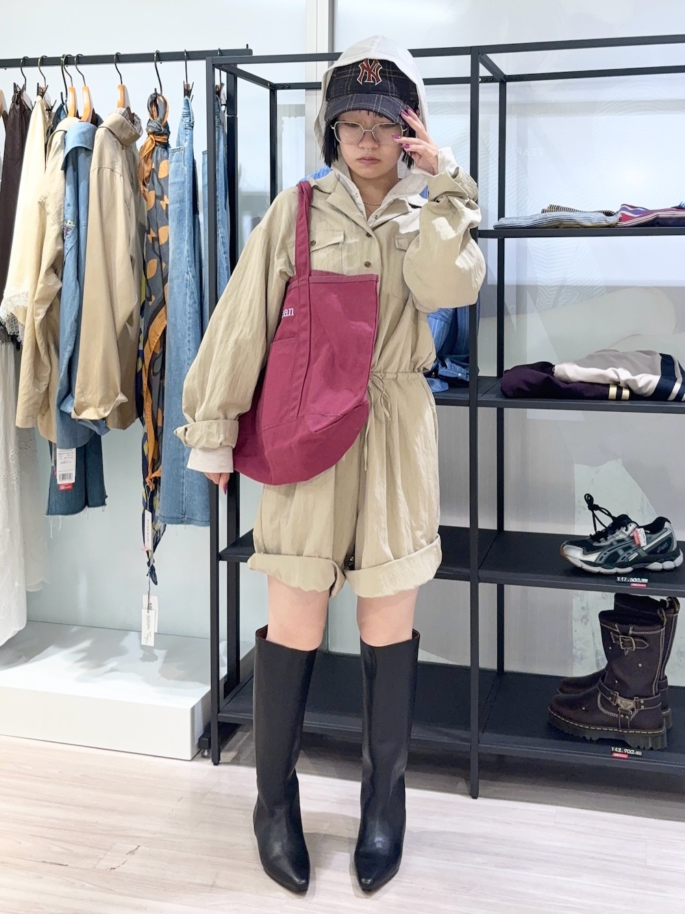 ベージュ系のつなぎ/オールインワン、レッド系のトートバッグ、ブラウン系のキャップを着用したレディースの秋コーディネートの1枚目の写真