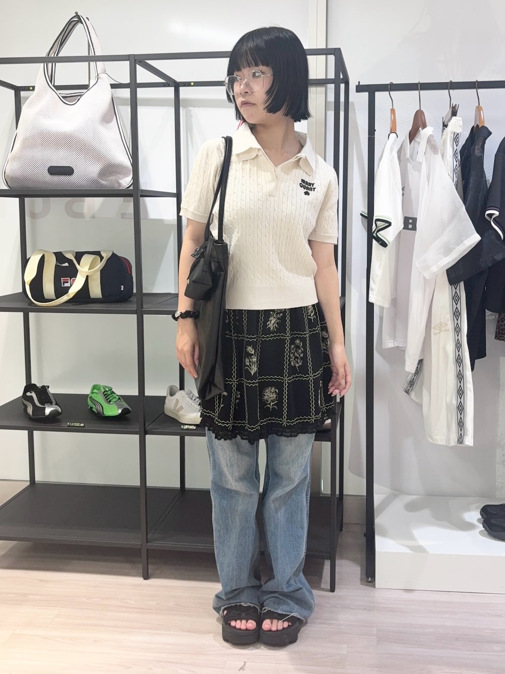 ブルー系のデニムパンツ、ブラック系のサンダル、ブラック系のカーディガン/ボレロを着用したレディースの夏コーディネートの1枚目の写真