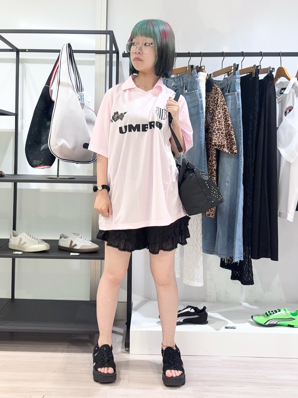ブラック系のショルダーバッグ、ピンク系のTシャツ/カットソー、ブラック系のサンダルを着用したレディースの夏コーディネートの1枚目の写真