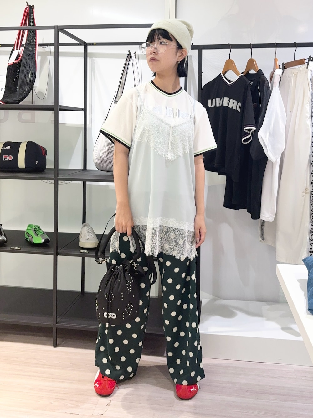 グリーン系のその他パンツ、ブラック系のショルダーバッグ、レッド系のスニーカーを着用したレディースの夏コーディネートの1枚目の写真