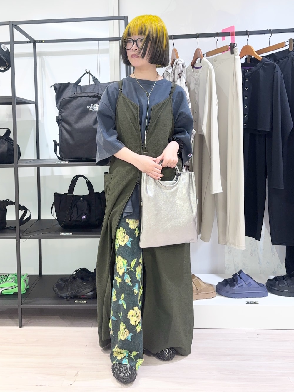 ブルー系のTシャツ/カットソー、シルバー系のショルダーバッグ、グリーン系のその他パンツを着用したレディースの春コーディネートの1枚目の写真