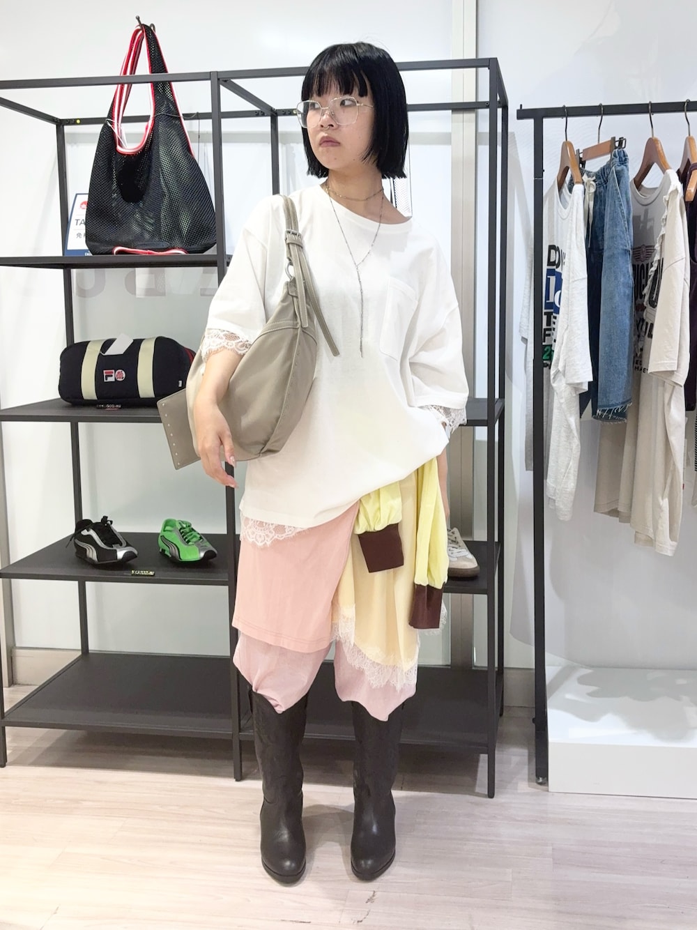 ピンク系のTシャツ/カットソー、イエロー系のスカート、ピンク系のその他パンツを着用したレディースの夏コーディネートの1枚目の写真