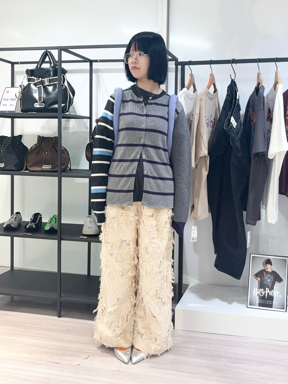グレー系のニット/セーター、グレー系のTシャツ/カットソー、ベージュ系のその他パンツを着用したレディースの秋コーディネートの1枚目の写真