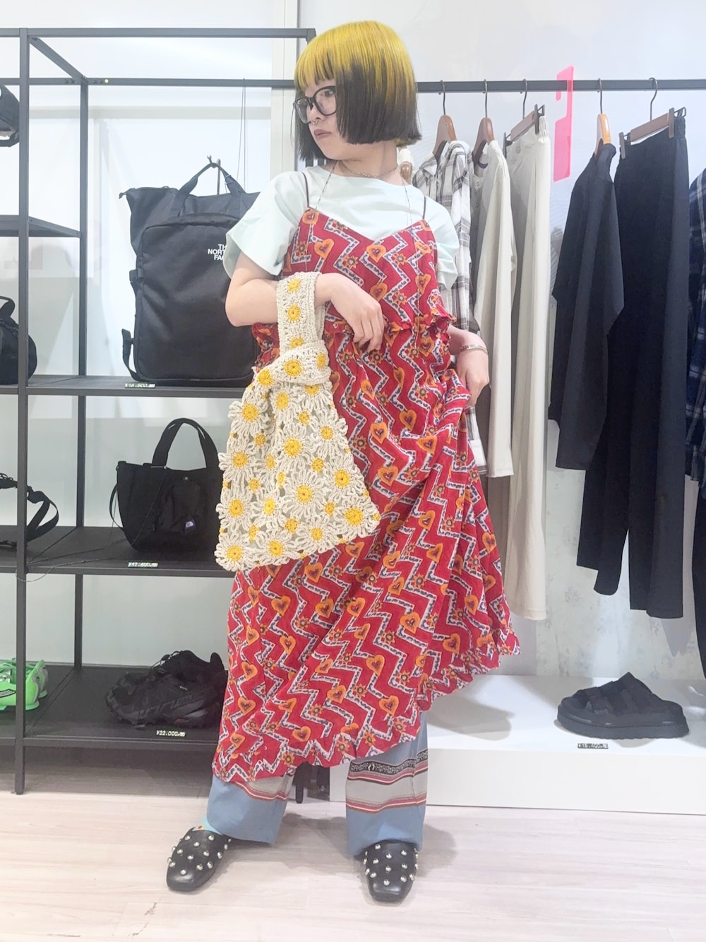 グリーン系のTシャツ/カットソー、イエロー系のショルダーバッグ、レッド系のドレスを着用したレディースの春コーディネートの1枚目の写真