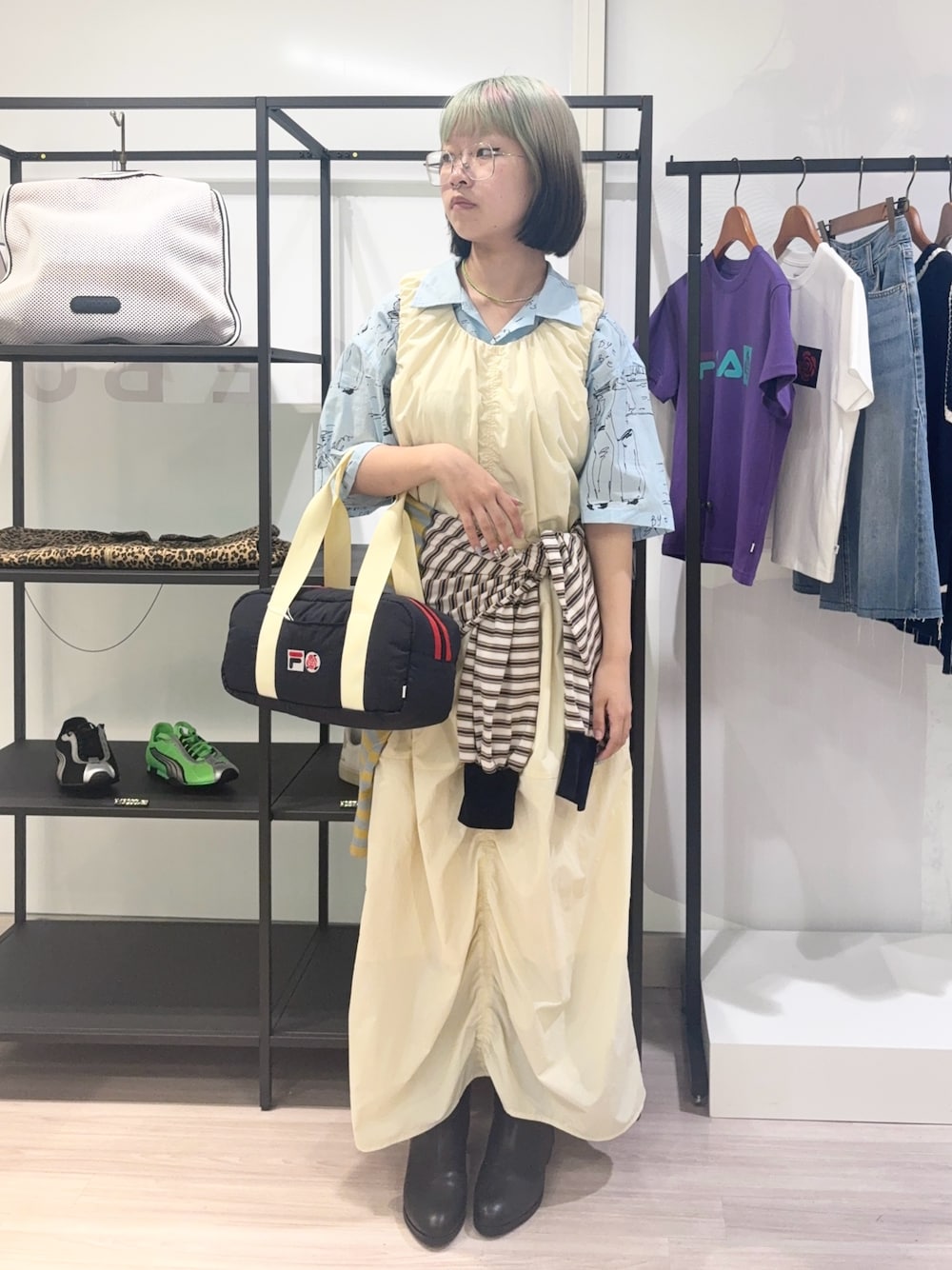ホワイト系のワンピース、ブルー系のTシャツ/カットソー、ブルー系のシャツ/ブラウスを着用したレディースの夏コーディネートの1枚目の写真