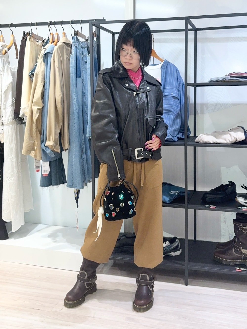 ピンク系のニット/セーター、ブラック系のライダースジャケット、イエロー系のその他パンツを着用したレディースの秋コーディネートの1枚目の写真
