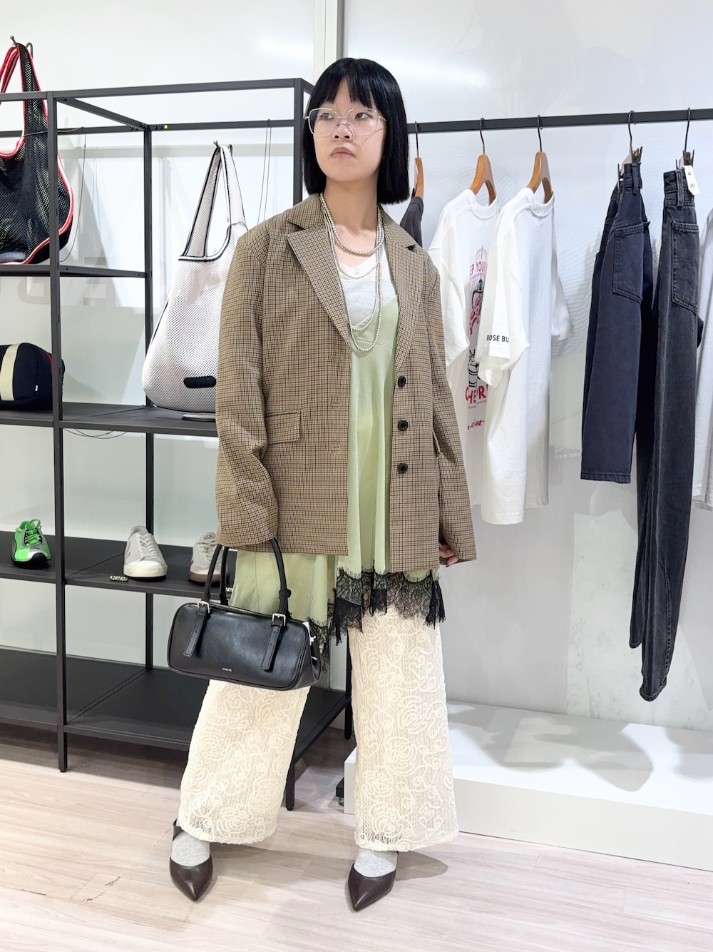 ホワイト系のその他パンツ、ブラウン系のテーラードジャケット、グリーン系のワンピースを着用したレディースの夏コーディネートの1枚目の写真