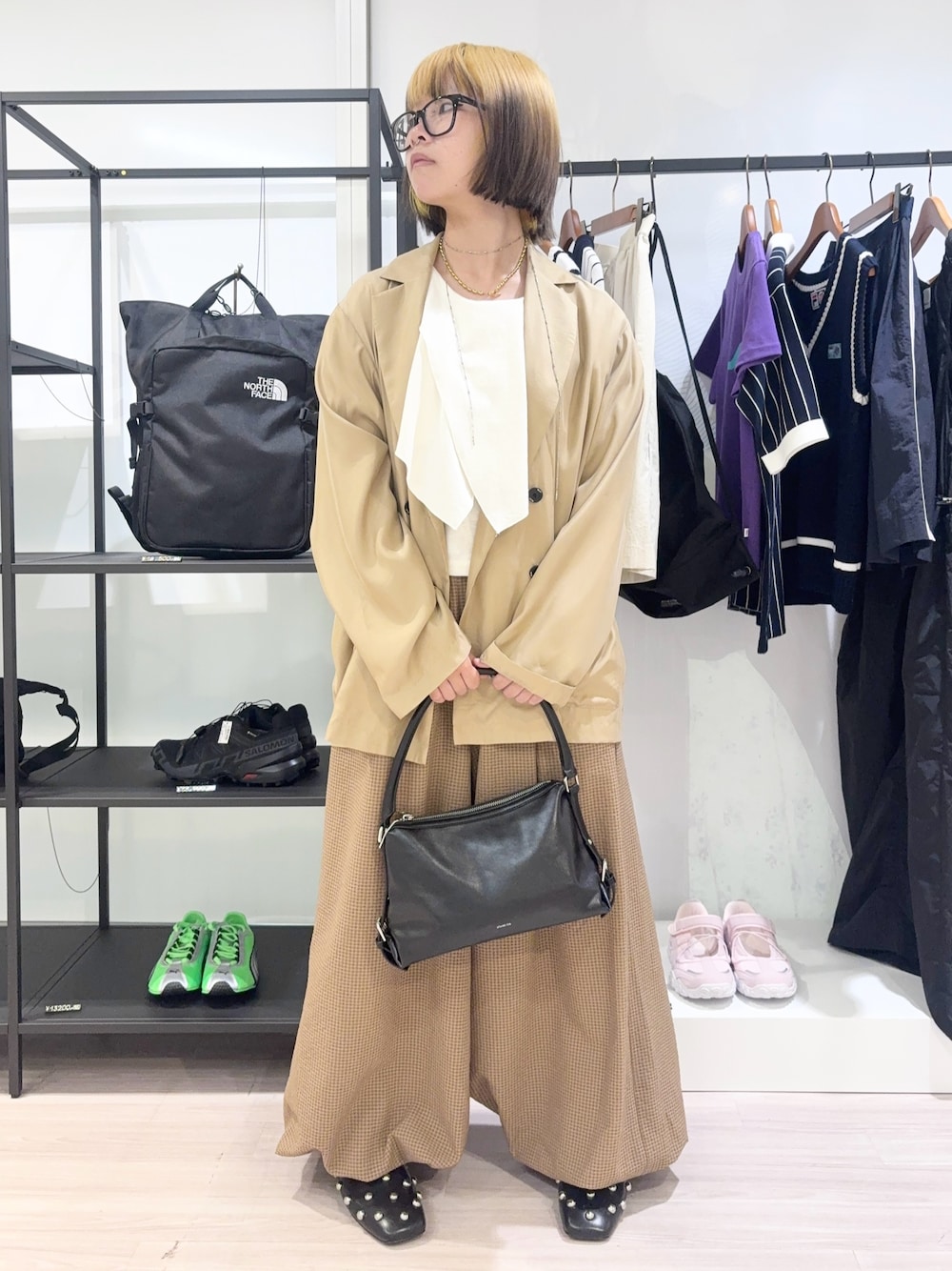 ホワイト系のTシャツ/カットソー、ベージュ系のその他アウター、ベージュ系のその他パンツを着用したレディースの春コーディネートの1枚目の写真