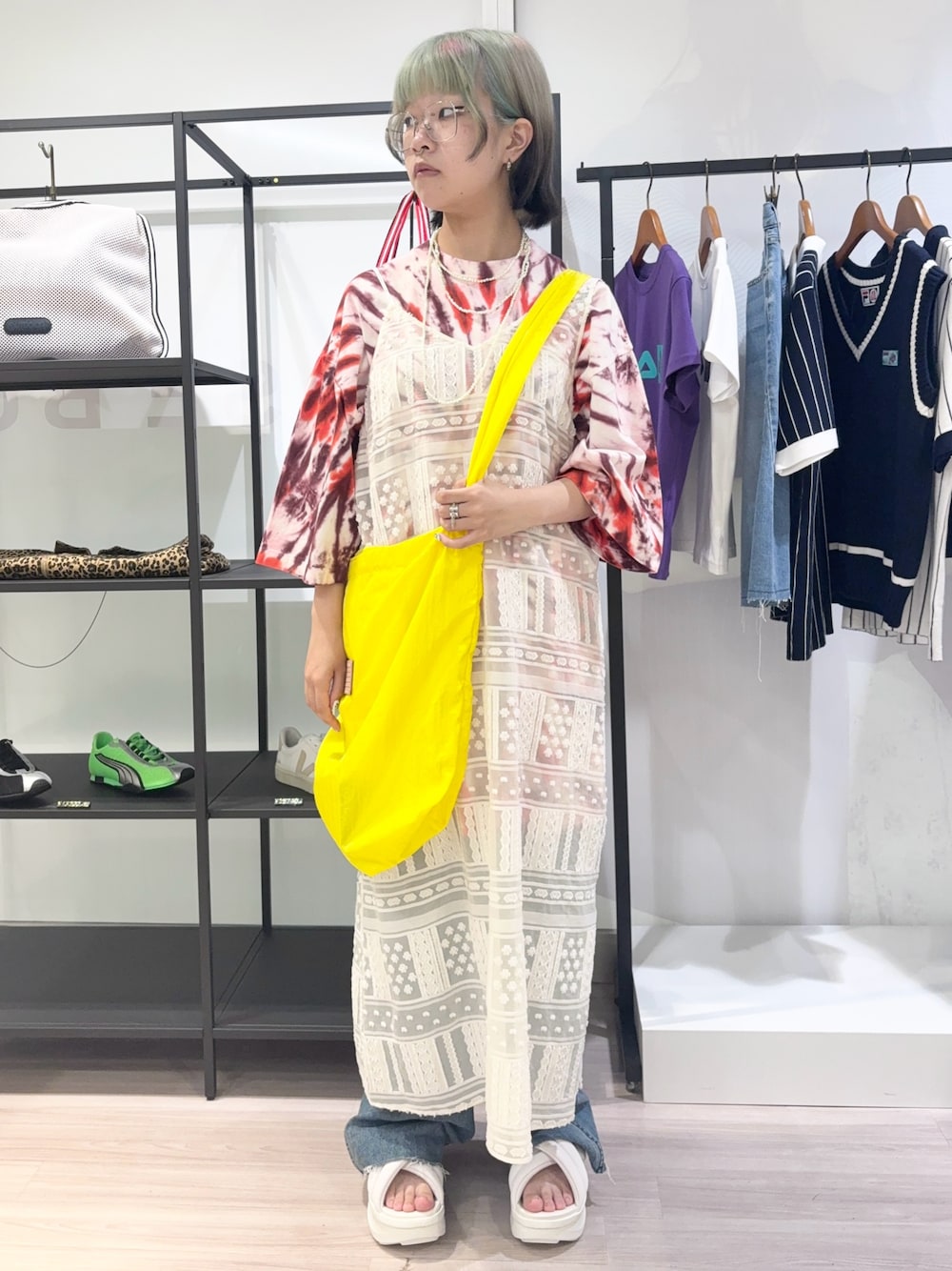 レッド系のTシャツ/カットソー、ホワイト系のワンピース、ブルー系のデニムパンツを着用したレディースの夏コーディネートの1枚目の写真