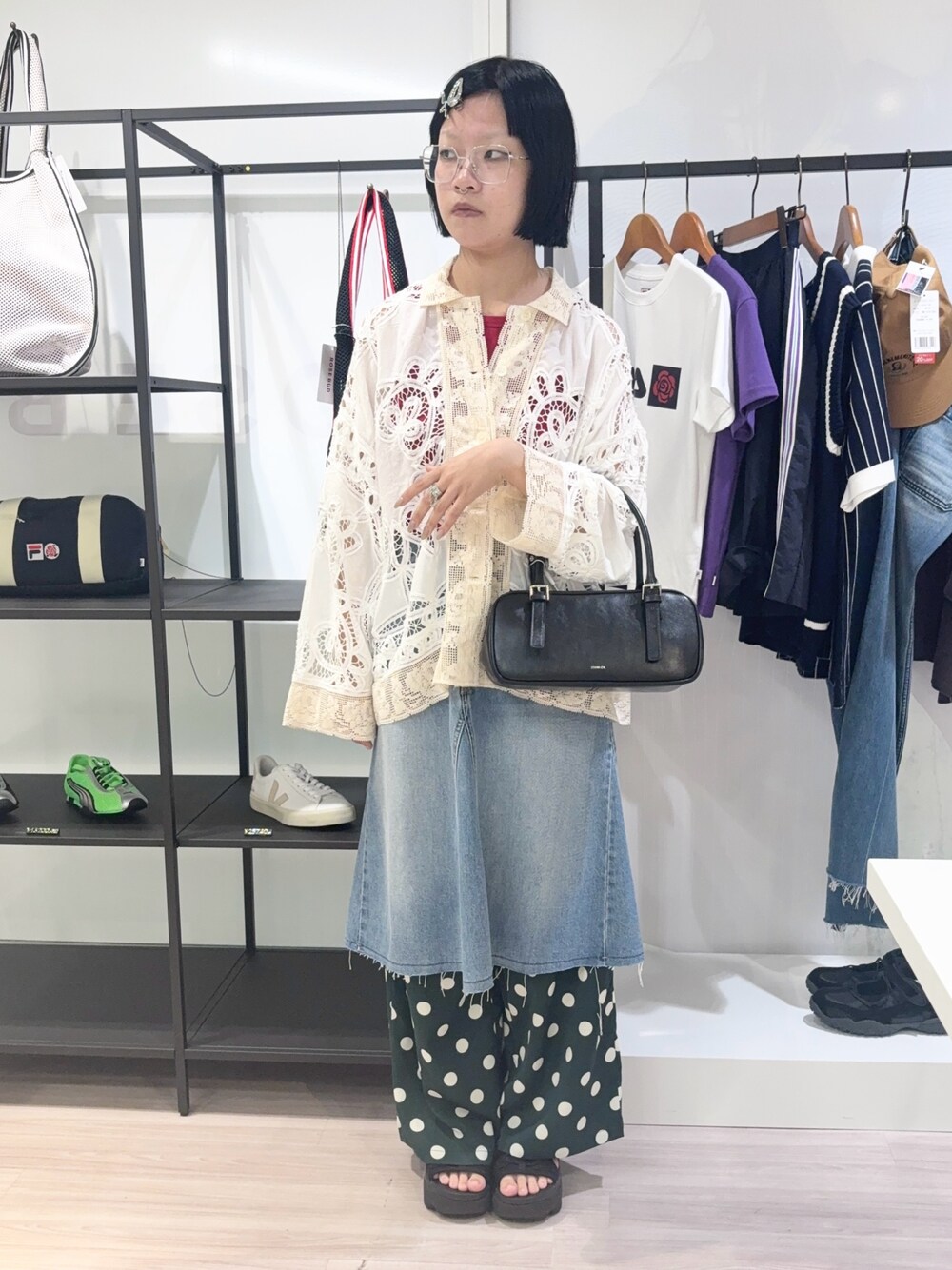 グリーン系のその他パンツ、ブルー系のデニムスカート、ブラック系のサンダルを着用したレディースの夏コーディネートの1枚目の写真