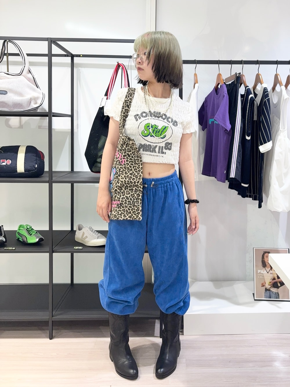 ブラック系のブーツ、ブルー系のその他パンツ、ホワイト系のTシャツ/カットソーを着用したレディースの夏コーディネートの1枚目の写真