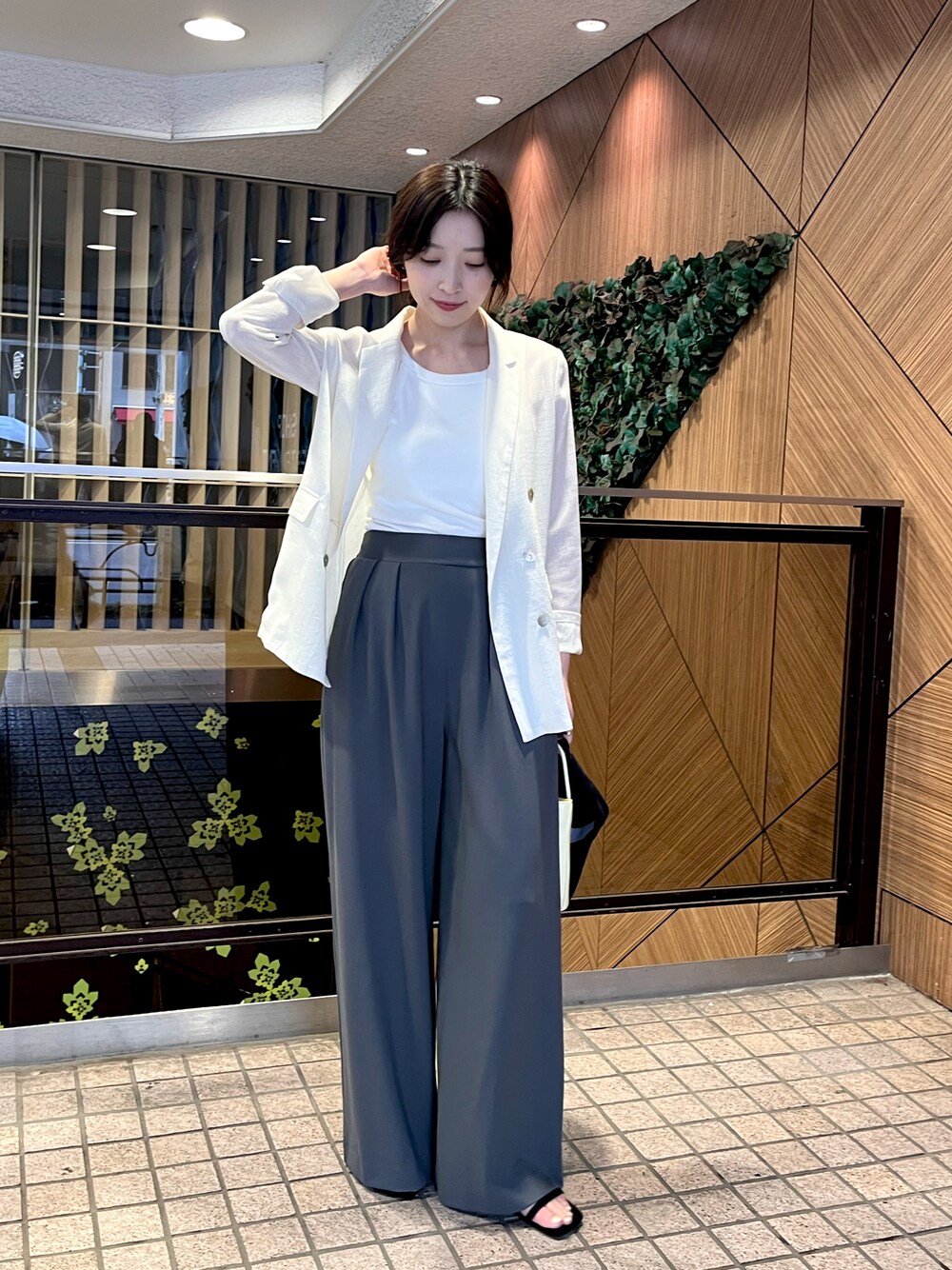 「キレイめカジュアル、春、春服コーデ、大人ファッション、楽チンコーデ、ジャケット、シアー、ホワイト、ワイドパンツ」｜「SHENERYの《軽やかな大人の透け感》シアージャケット（テーラードジャケット、ホワイト系）」を使った、yumyum0416さん（レディース・162cm）の春コーディネートの1枚目の写真
