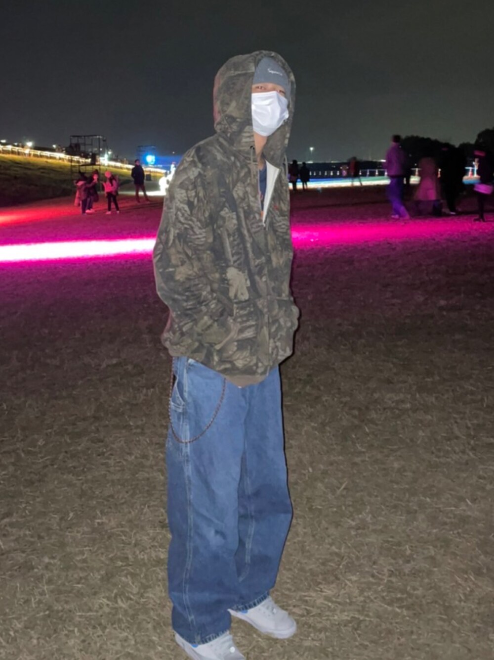 「04、stussy、supreme、street、streetstyle、streetfashion、fyp」｜「Carharttのcarhartt／カーハート　ルーズフィット ワークダンガリーパンツ（デニムパンツ、ブルー系）」を使った、shuntaさん（メンズ・169cm）の冬コーディネートの1枚目の写真