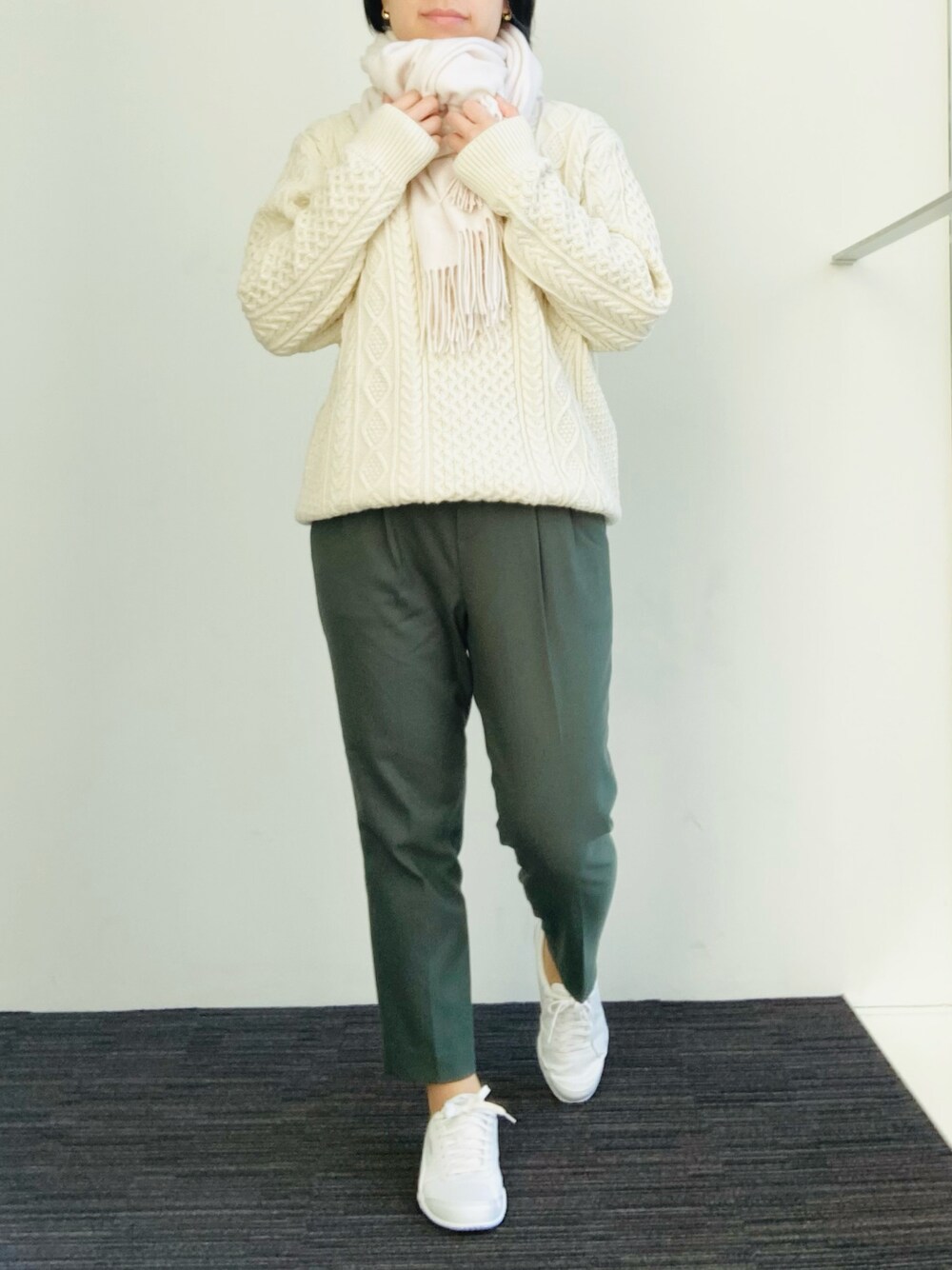 「シンプル、UNIQLO、無印良品、ユニクロ、オフィスカジュアル、グローバルワーク(GLOBAL WORK)、ラクチンコーデ、オトナカジュアル、ニットコーデ、白スニーカー」｜「GLOBAL WORKのウツクシあったかテーパードパンツ/215854（スラックス、グリーン系）」を使った、sssshihooooさん（レディース・160cm）の冬コーディネートの1枚目の写真