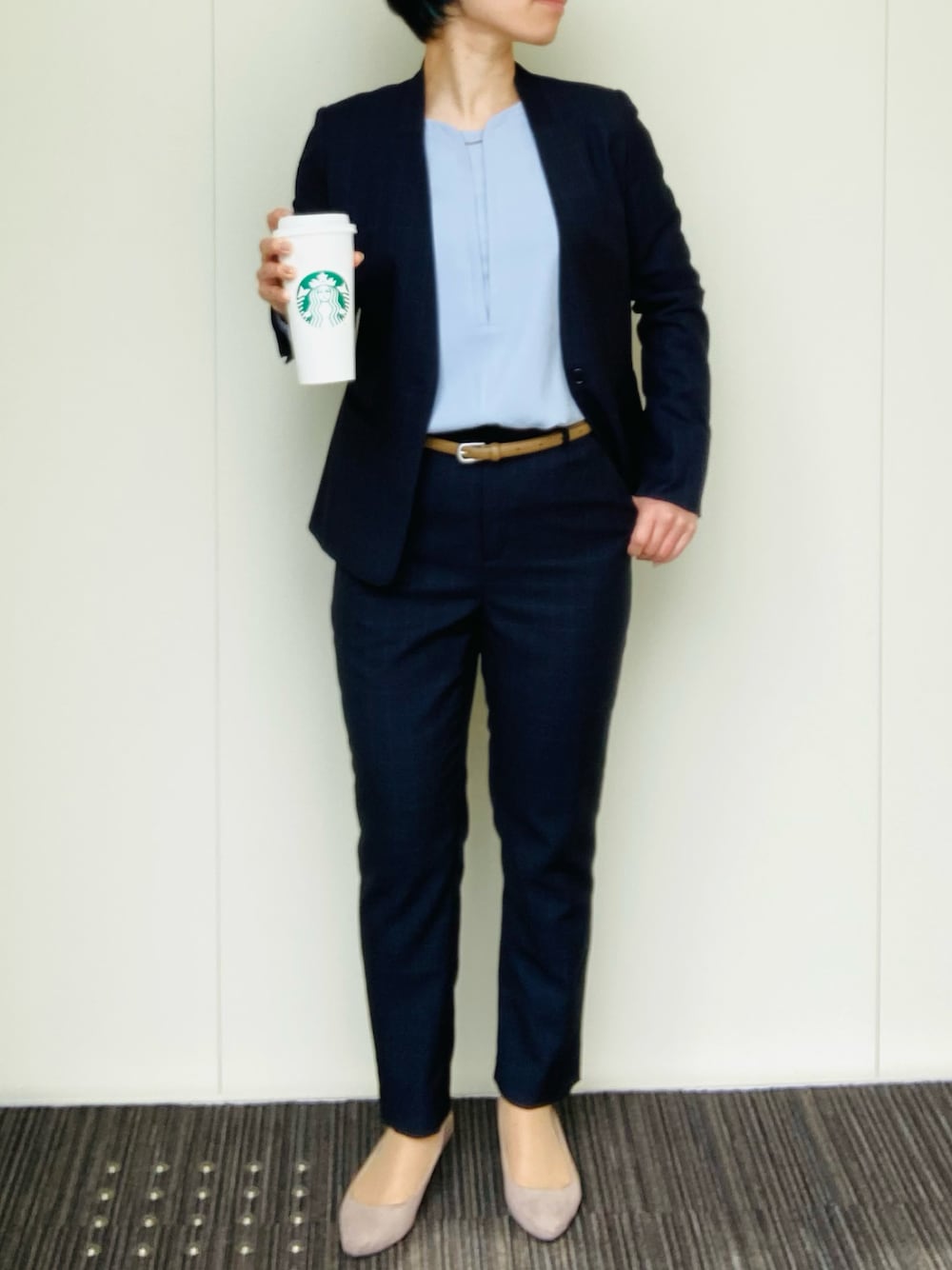 「今日のコーデ、スーツスタイル、スーツ女子、パンツスーツ、スーツセレクト、スーツコーデ、スターバックス、ブルーコーデ」｜「SUIT SELECTのアイテム（スーツパンツ、ブルー系）」を使った、sssshihooooさん（レディース・160cm）の春コーディネートの1枚目の写真