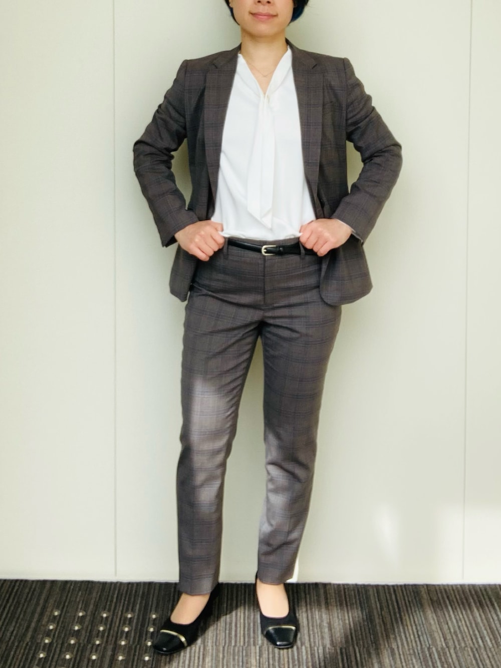 「春、スーツスタイル、いいね、save、フォローお願いします🤑、スーツ、スーツコーデ、スーツ女子、パンツコーデ、営業マン、オリエンタルトラフィック、シンプルコーデ、スクエアトゥ」｜「ORiental TRafficのメタリックライン異素材パンプス/11321（パンプス、ブラック系）」を使った、sssshihooooさん（レディース・160cm）の春コーディネートの1枚目の写真