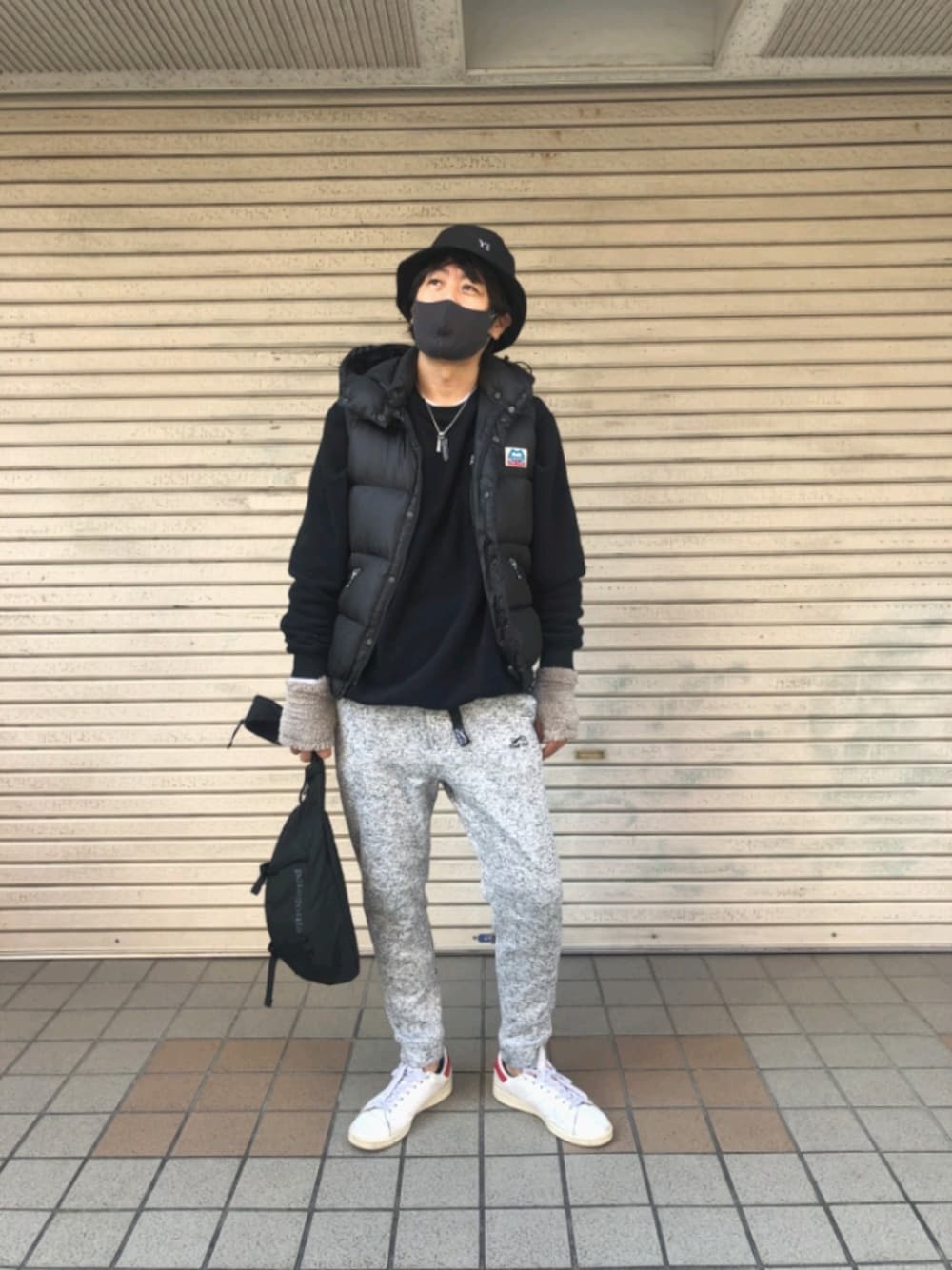 「大人カジュアル、ダウンベスト、スウェット、トレーナー、帽子、50代カジュアル、50代コーデ、50代ファッション、50代、モノトーン、ハット、アウトドアスタイル、手袋、きれいめカジュアル」｜「Y'sのアイテム（ハット、ブラック系）」を使った、57歳さっちゃんさん（メンズ・178cm）の秋コーディネートの1枚目の写真
