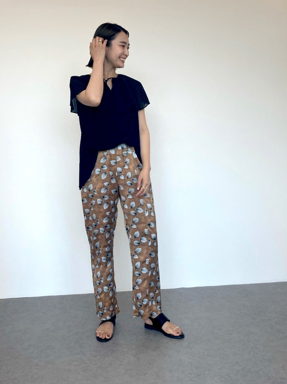 「柄パンツ、ワイドパンツ、ビックカラー、フリルカラーブラウス、フリル、ブラウスコーデ、大人コーデ、オトナ女子、オトナカジュアル、高身長女子」｜「TITE IN THE STOREのアイテム（パンツ、ブラウン系）」を使った、momoさん（レディース・167cm）の夏コーディネートの1枚目の写真