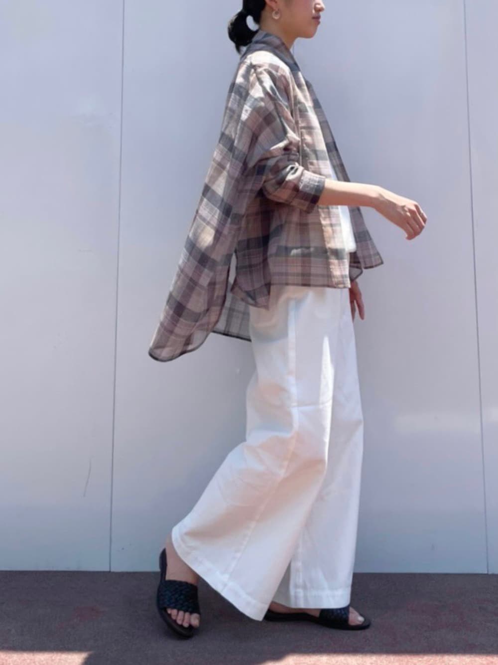 「BEARDSLEY、チェック、カジュアル、ストール、羽織り、ブラウス、ワイドパンツ、ホワイトパンツ、ゆったりコーデ、大人カジュアル」｜「BEARDSLEYの袖下ジャージーシャツTシャツ（シャツ/ブラウス、ホワイト系）」を使った、rinonさん（レディース・163cm）の夏コーディネートの1枚目の写真