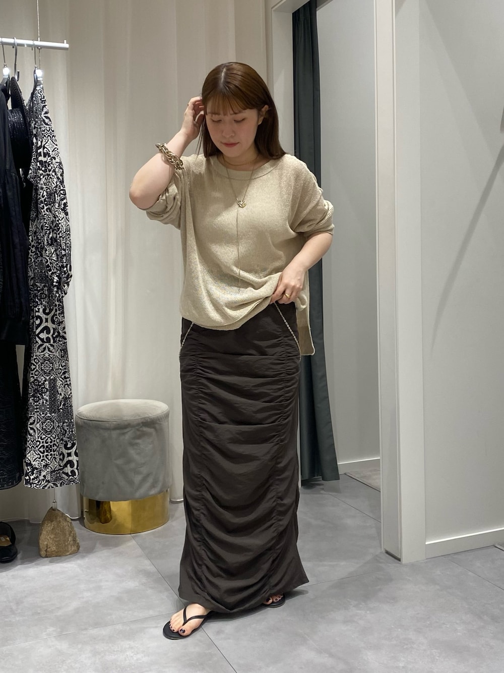 「DouDouのシャーリングスカート（スカート、ブラウン系）」を使った、Hinako Satoさん（レディース・159cm）の夏コーディネートの1枚目の写真
