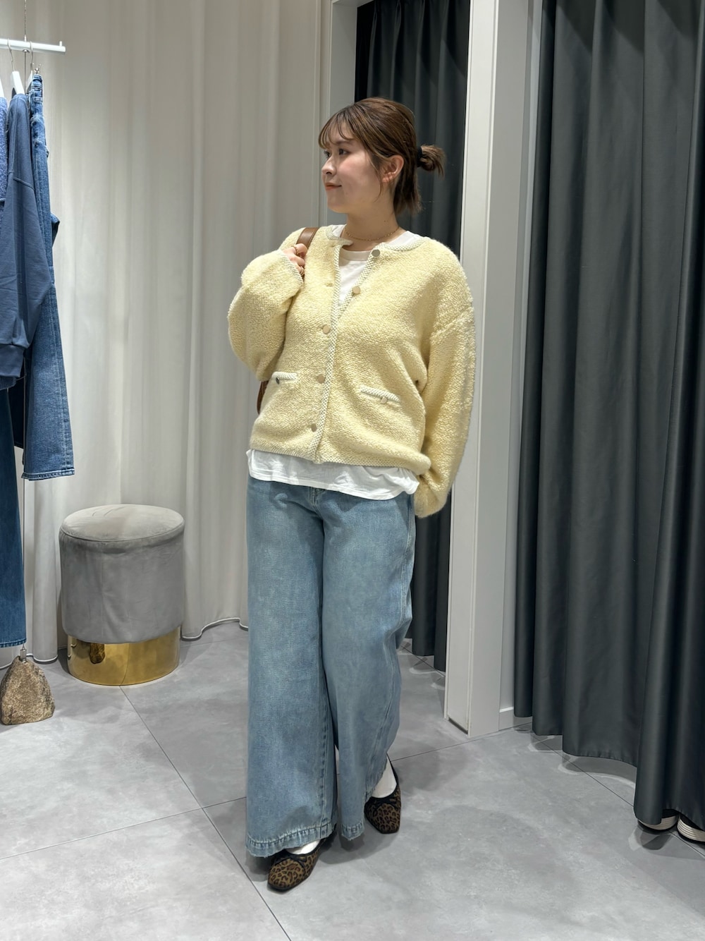 「DouDouのループツイードニットジャケット（カーディガン/ボレロ、ホワイト系）」を使った、Hinako Satoさん（レディース・159cm）の冬コーディネートの1枚目の写真